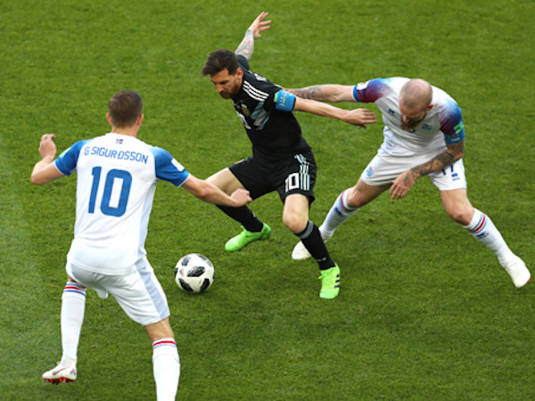HLV Argentina: 'Messi im tiếng vì bị đối thủ tập trung vây ráp'