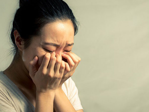 Lúc mẹ con tôi cần được che chở nhất thì bố tôi hắt hủi, giờ ông lại muốn đón chúng tôi về để bù đắp