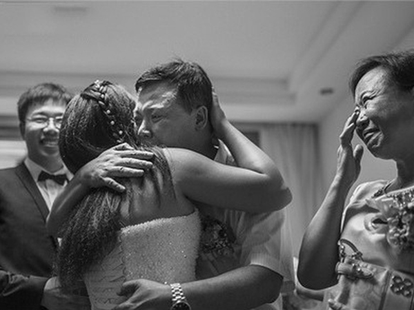 Nước mắt cha ngày con lấy chồng: Bao lời muốn nói mà chẳng ngăn được những nấc nghẹn, chỉ mong con hạnh phúc