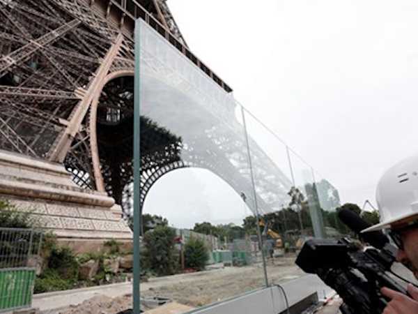 Pháp dựng hàng rào kính 40 triệu USD chống khủng bố quanh tháp Eiffel