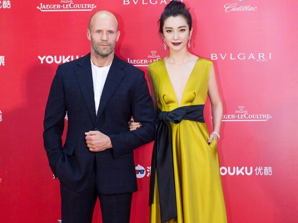 Siêu sao hành động Jason Statham đi dép lê vẫn cực 'ngầu' bên Lý Băng Băng