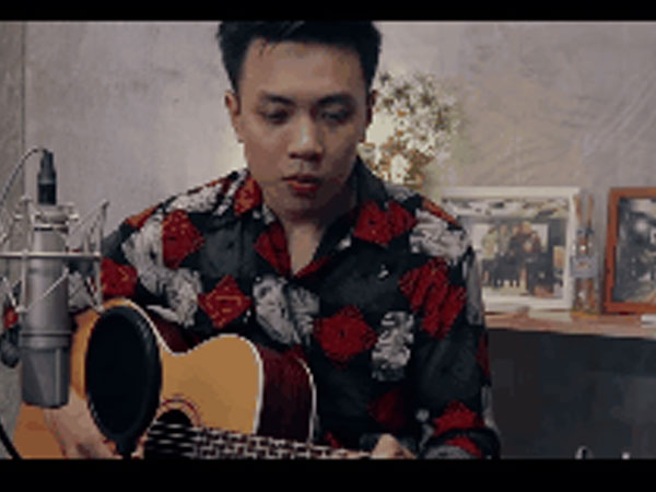 Thầy giáo điển trai của hotgirl Khánh Vy nối gót học trò, cover lại 'Bùa yêu' bằng tiếng Anh cực hay