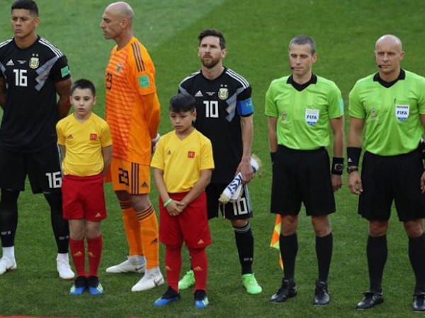 Vì sao thủ thành Argentina học theo Ronaldo, quay lưng lại với Messi khi hát quốc ca?