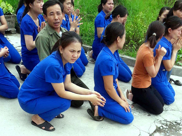 Yêu cầu giải quyết dứt điểm vụ cô giáo quỳ bên xe hơi chủ tịch