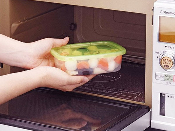 Bữa trưa công sở 'khổ muôn phần' vì lò vi sóng
