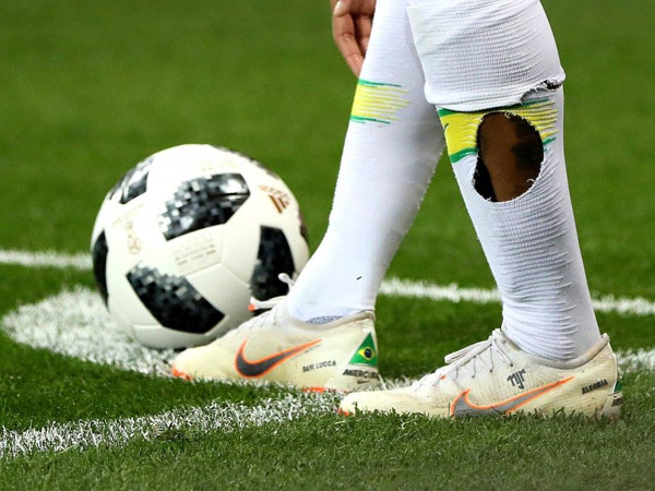 Cái chân rách toạc tất của Neymar