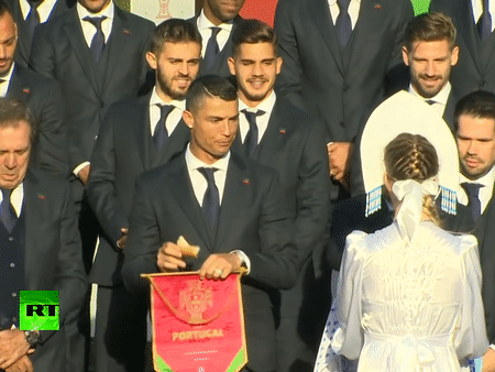 Cristiano Ronaldo vô cùng bối rối khi được cô gái Nga mời ăn 1 món, nhưng điều ý nghĩa nhất là...