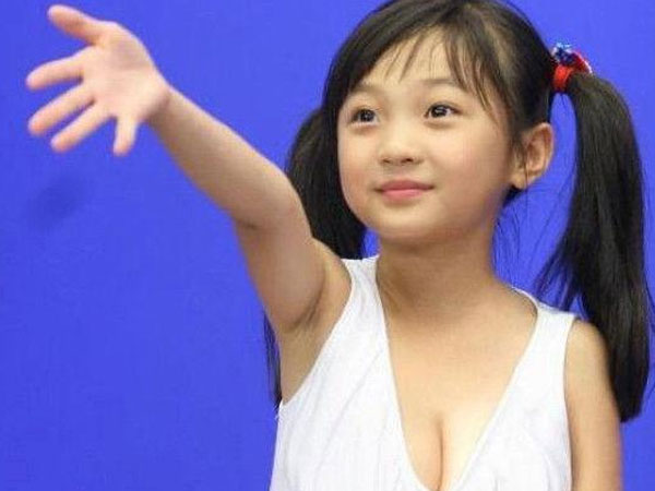 Cuộc sống bê bối của cô bé bị tẩy chay vì hát nhép, nâng ngực tròn đầy khi 13 tuổi