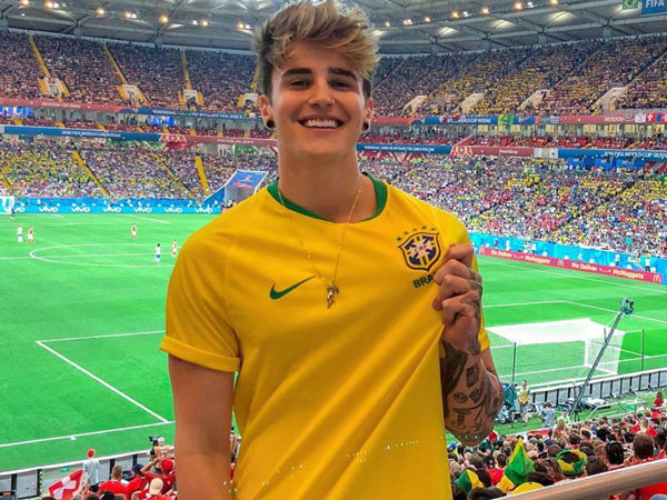 Hot boy ở khán đài được tìm kiếm sau trận Brazil - Thụy Sĩ là ai?