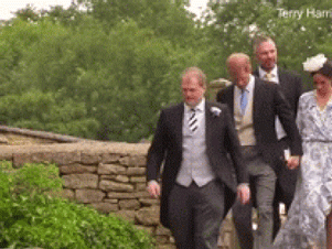 Khoảnh khắc Meghan suýt trượt ngã vì giày cao gót và phản ứng của Hoàng tử Harry gây sốt