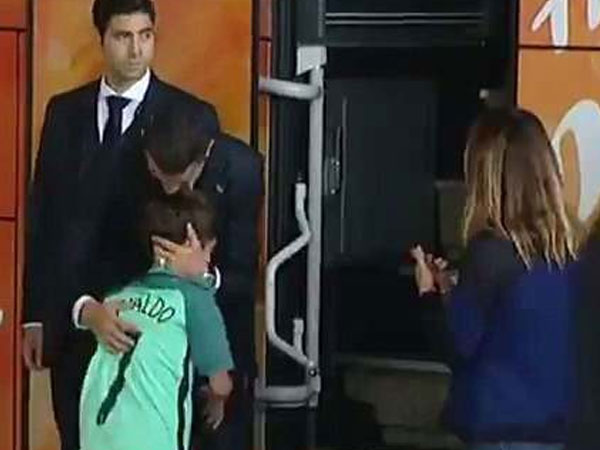 Lao ra khỏi chiếc xe buýt, Ronaldo thực hiện một cử chỉ làm 'đốn tim' hàng triệu CĐV