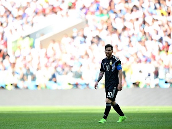 Messi cay cú chỉ trích lối chơi "lầy lội" của Iceland
