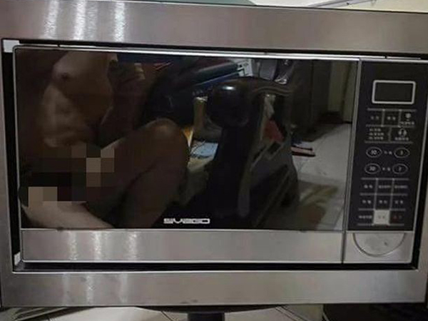 Rao bán lò vi sóng, vô tình làm lộ hình ảnh nhạy cảm
