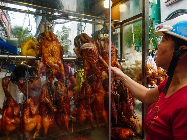 Tiệm vịt quay bán gần 2.000 con ngày Tết Đoan Ngọ ở Sài Gòn