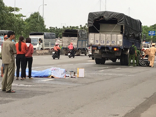 Va chạm với xe tải, cô gái mới ra trường bị cán chết thương tâm ở Sài Gòn