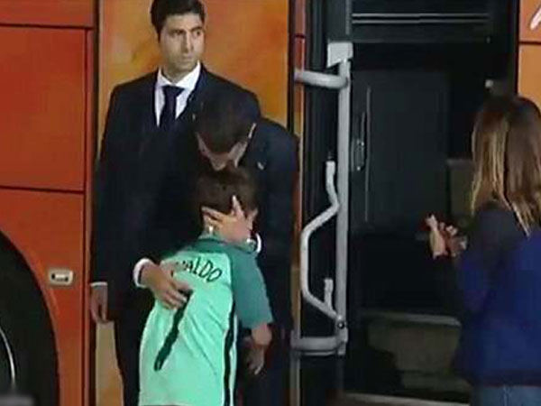 Video: C. Ronaldo nhảy khỏi xe để an ủi fan nhí mếu máo khóc