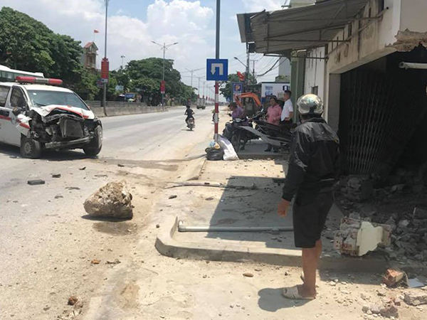 Xe cấp cứu phi đổ tường nhà dân, đầu xe nát bét