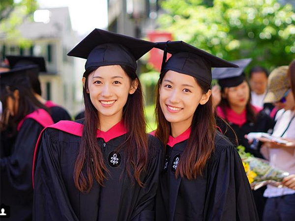 Xinh như hotgirl lại tốt nghiệp thạc sĩ Harvard chỉ trong 1 năm, cặp chị em sinh đôi này đang khiến hàng triệu người ngưỡng mộ