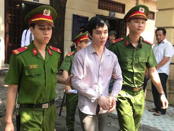 Bị tuyên án tử, kẻ giết người tình đồng tính nhào đến ôm người thân lần cuối