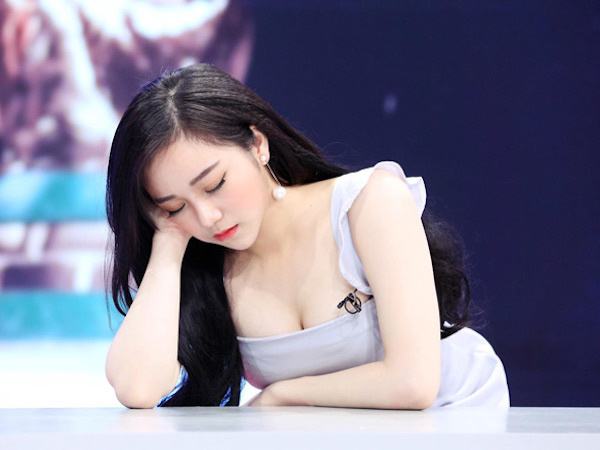 Các hot girl bình luận bóng đá: Hãy sexy, cười tươi và... cấm nói