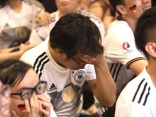 Chia tay người yêu mùa World Cup: Chọn em hay bóng đá?