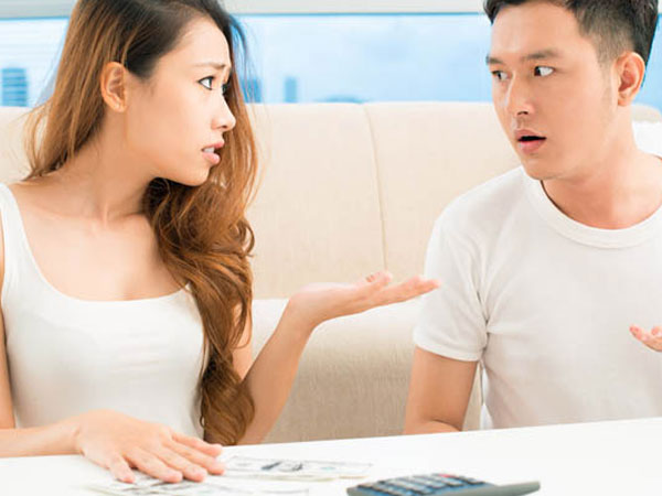 Chồng làm ra tiền nhưng không góp xu nào cho chi tiêu gia đình