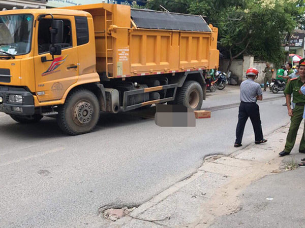 Hà Nội: Nam thanh niên tử vong thương tâm khi bị xe tải kéo lê dưới gầm gần 20 mét