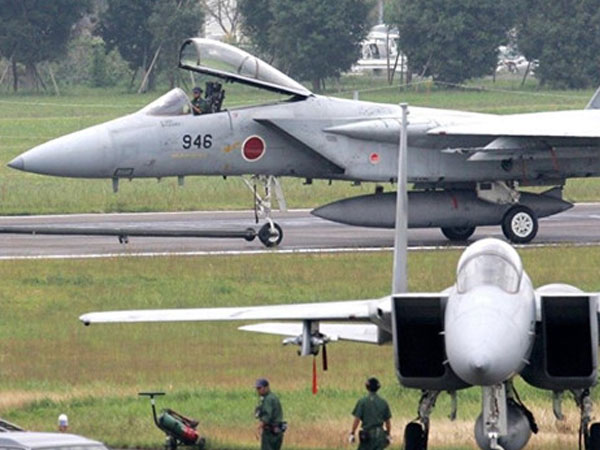 Hai chiếc F-15 suýt va chạm với máy bay chở khách tại Okinawa
