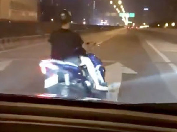 Thanh niên đánh võng chặn đầu ôtô ở đường trên cao Hà Nội