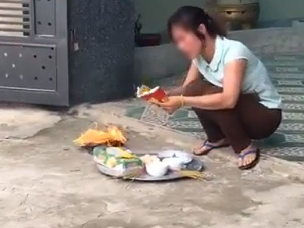 Tranh cãi số tiền 900 triệu đồng, con dâu đốt vàng mã, cãi nhau với bố chồng, nhiều người nhíu mày khi xem xong clip