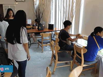 Video: Check-in quán cà phê có cá bơi dưới chân ở Sài Gòn