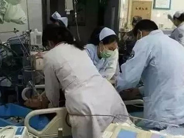 Vợ ngã khuỵu khi chồng khỏe mạnh bỗng 'lăn ra chết' vì thói quen nhiều người làm ngày hè