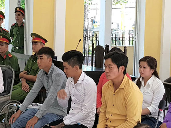 7 người trong một gia đình bị cáo buộc chống lại cảnh sát