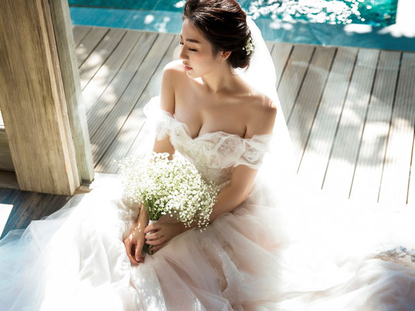 Á hậu Tú Anh gợi cảm trong ảnh cưới với chồng 9X
