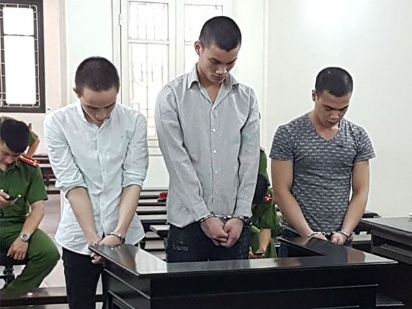 Bé 15 tuổi không dám về nhà sau khi bị 3 thanh niên xâm hại