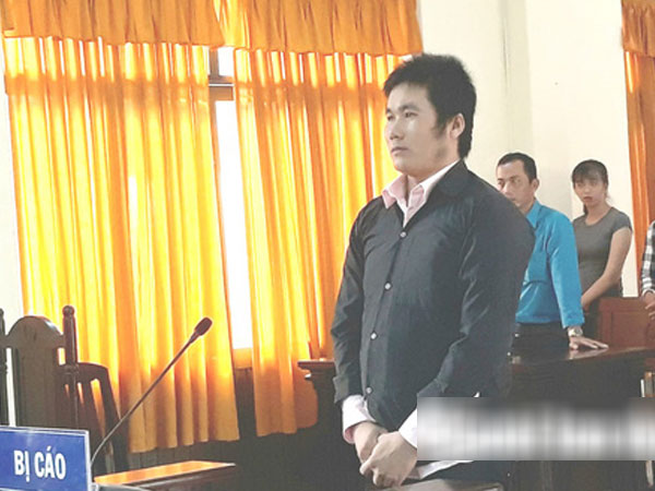 Dùng 2 con dao đâm chết 'vợ hờ' rồi đi đầu thú