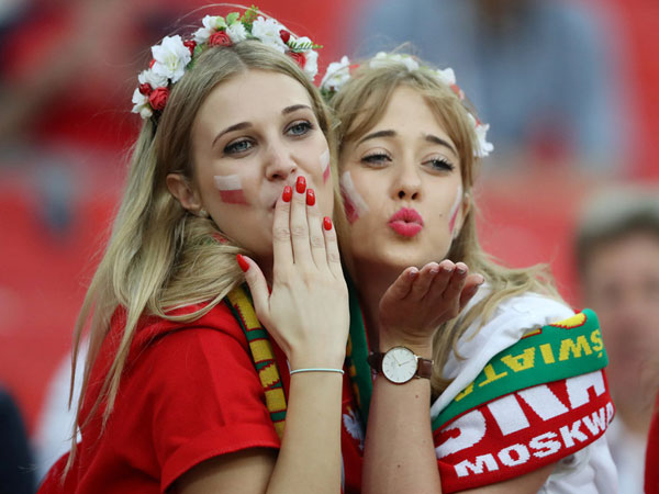Fan nữ nóng bỏng của Ba Lan, Colombia 'đốt cháy' các SVĐ tại Nga
