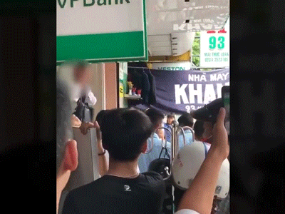 Giây phút khống chế đối tượng ngáo đá gây rối trụ sở VP Bank ở Huế khiến nhiều người sợ hãi