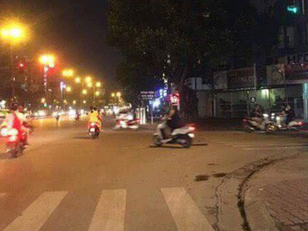 Hà Nội: Đối tượng nghi 'ngáo đá' đâm nam thanh niên rồi leo lên nóc nhà cố thủ