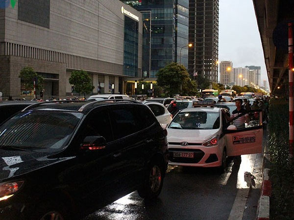 Hà Nội 'rối loạn' vì mưa dông bất ngờ