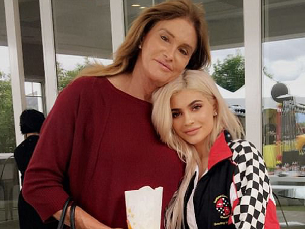 Kylie Jenner bị 'ném đá' vì chúc mừng Ngày Của Cha trong khi bố đã chuyển giới thành phụ nữ