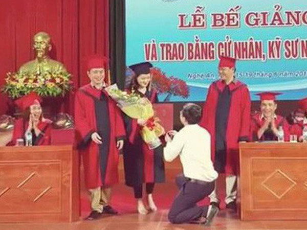 Lãnh đạo trường Đại học Vinh lên tiếng sau vụ Phó bí thư đoàn cầu hôn sinh viên trong lễ tốt nghiệp
