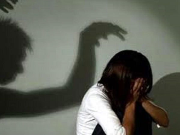 Lén vào nhà hiếp dâm bé gái 11 tuổi đang ngủ một mình