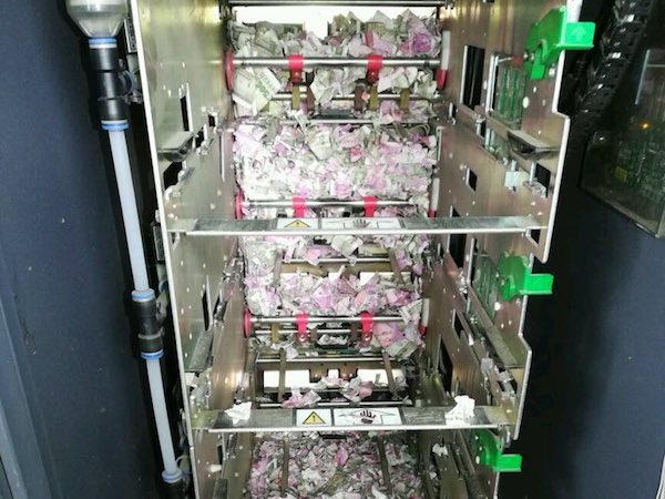 Sốc: Chuột gặm nát 400 triệu đồng trong máy ATM