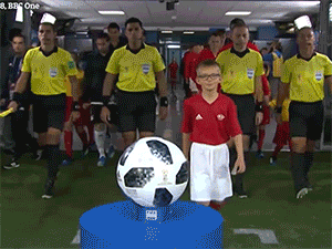 Video: Cậu bé hồn nhiên 'cướp bóng' của trọng tài trận Nga - Ai Cập