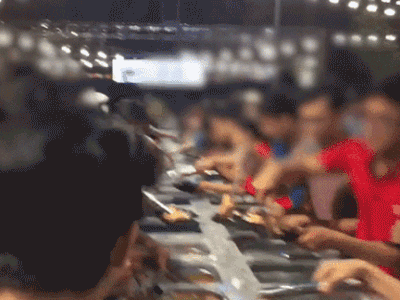Clip: Hàng trăm người chen lấn xô đẩy tranh giành ăn buffet miễn phí gây náo loạn ở nhà hàng Cần Thơ