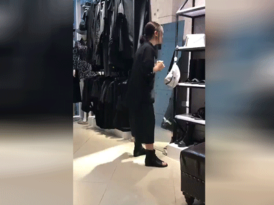 Cô gái gây chú ý khi hát chầu văn trong shop thời trang và thông tin bất ngờ đằng sau