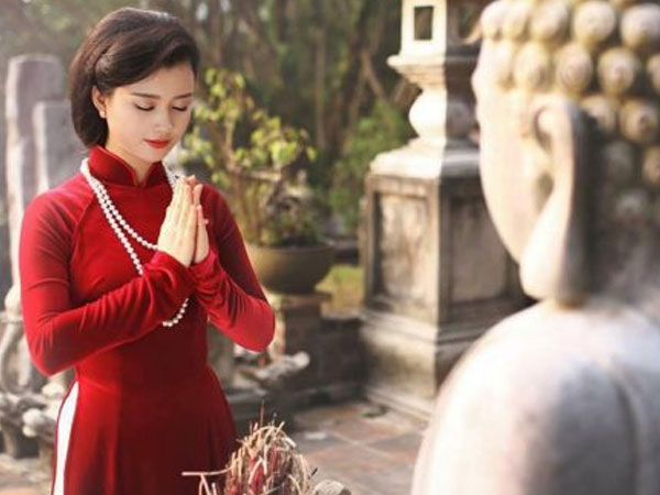 Cô gái khoe đi chùa cầu duyên vớ luôn người yêu, nhưng người ta chỉ chú ý lời bình đến từ cư dân mạng