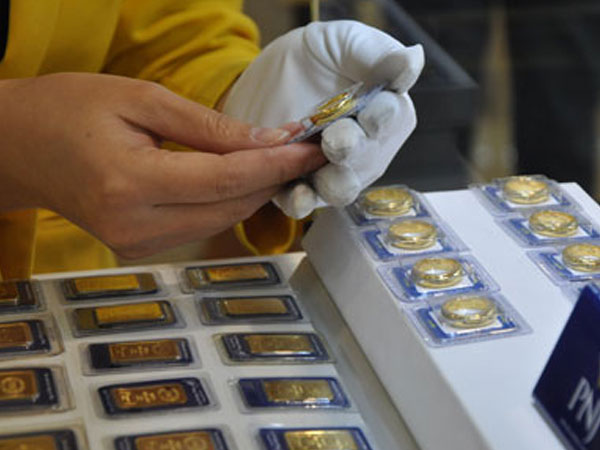 Giá vàng giảm, USD tăng