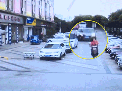 Video: Giát giường rơi từ chung cư phang gãy xương người đi xe máy